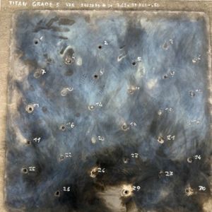 Materialbeschüsse von Titanblechen sowie  durchschusshemmenden Verglasungen