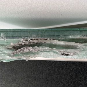 Materialbeschüsse von Titanblechen sowie  durchschusshemmenden Verglasungen