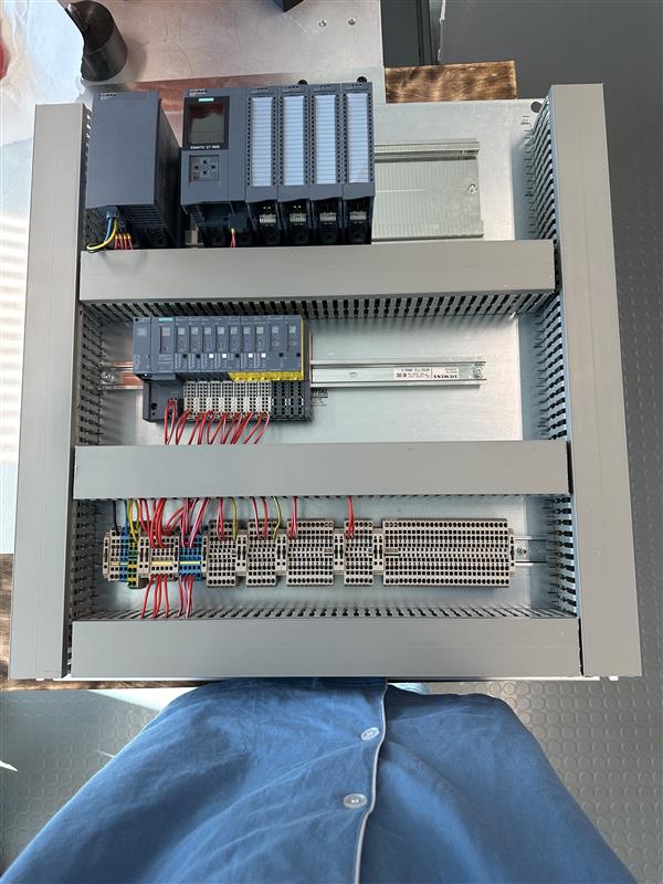 Konzeption sicherheitstechnischer Lösungen einer  Roboterschulungszelle